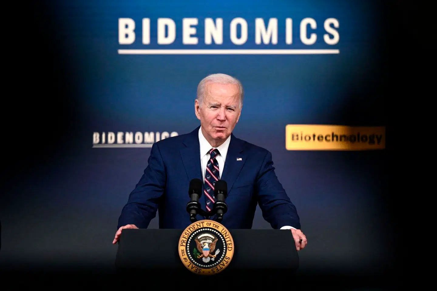 Præsident Joe Biden forsøger at føre valgkamp på den stærke amerikanske økonomi. Det er indtil videre ikke lykkedes.