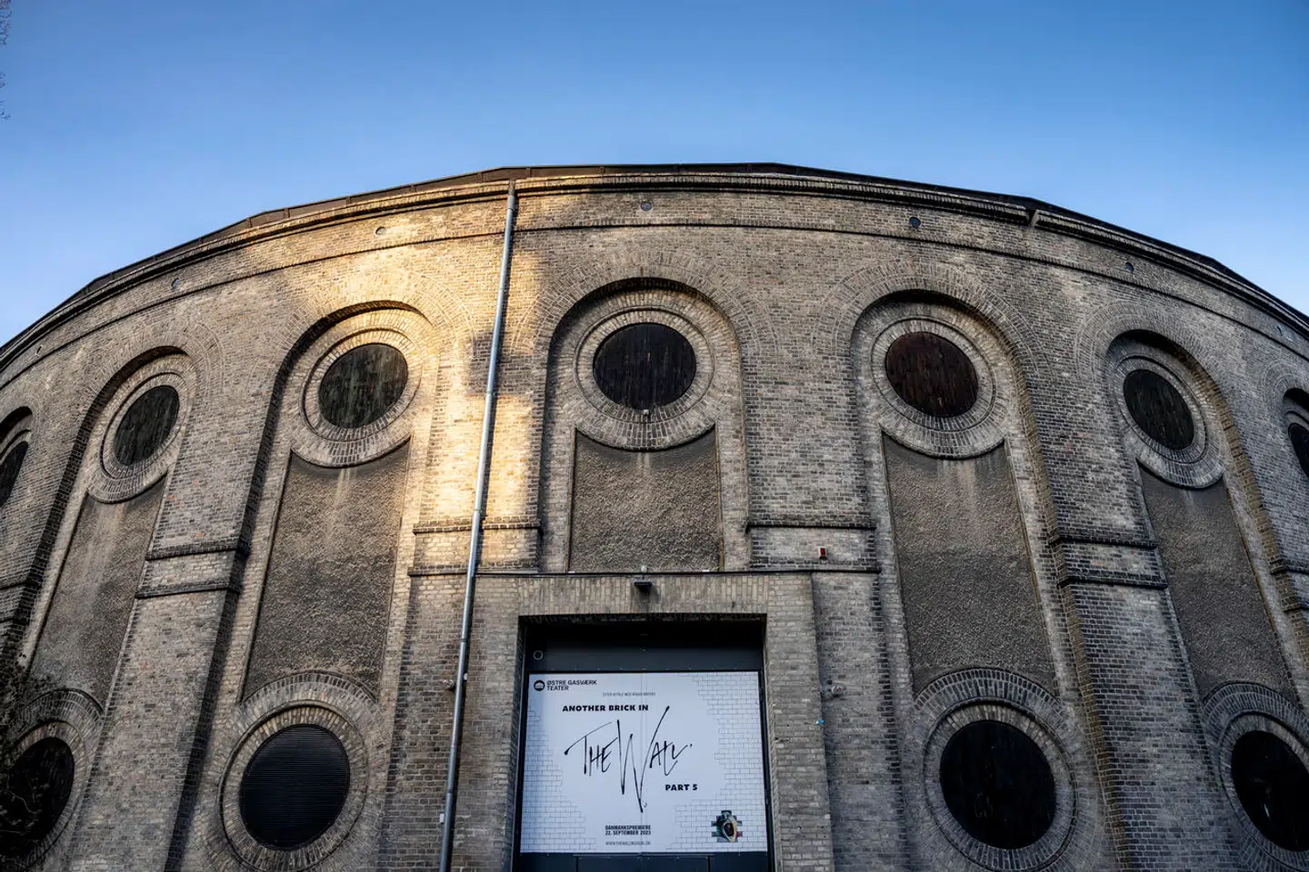 Sting erklærer sig meget tilfreds med Østre Gasværk som den rå, industrielle ramme om hans musikteaterforestilling om et skibsværft.