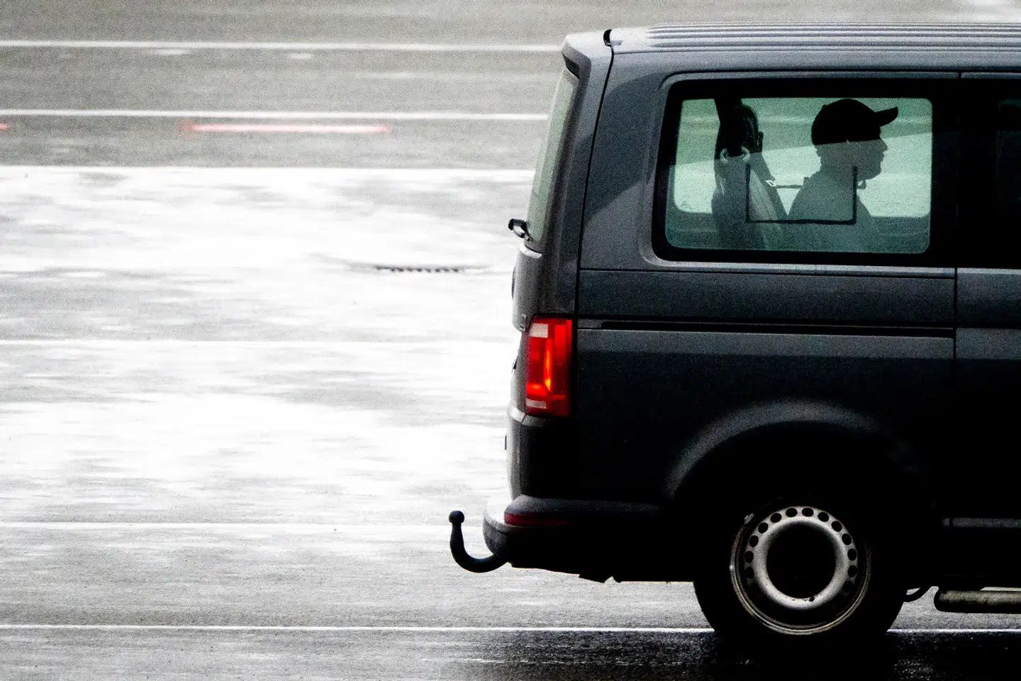Sanjay Shah i en politibil, efter at han er ankommet til Kastrup Lufthavn onsdag.