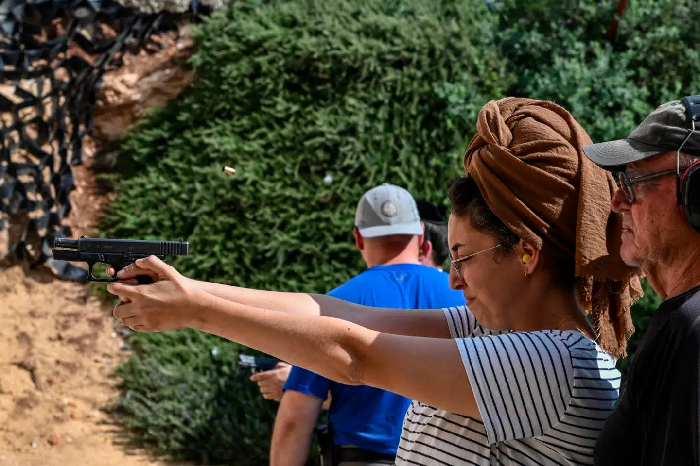 Israelere i bosættelsen Migdal Oz på Vestbredden øver skydetræning. Siden angrebet i Sydisrael har der været fokus på at bevæbne civile israelske jøder.