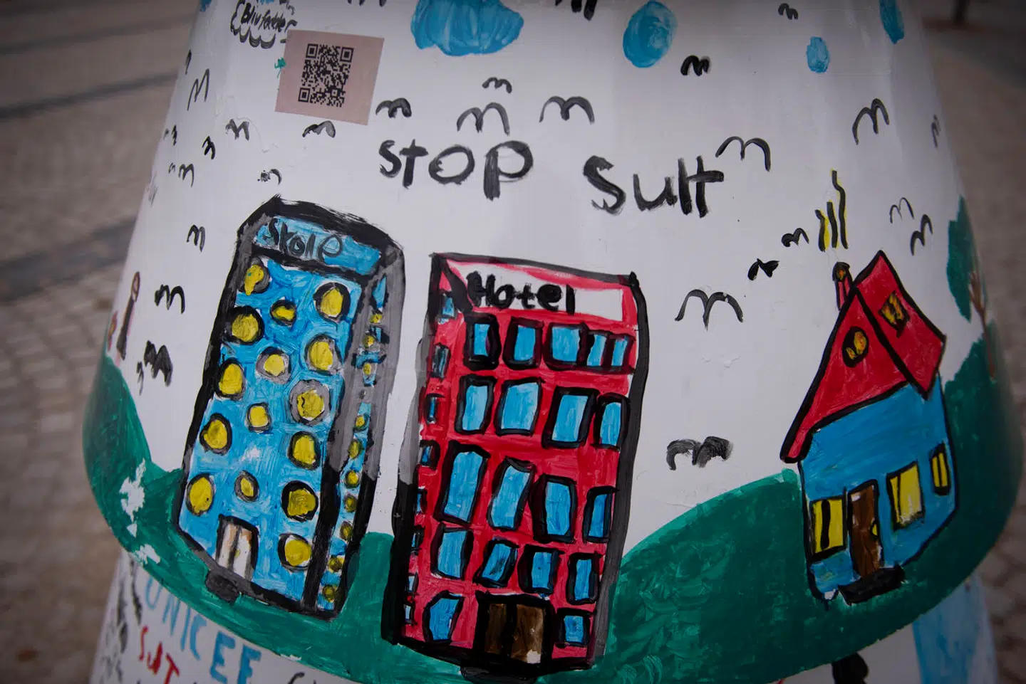 »Et af de helt store temaer i valgkampen i 2019 var de 64.500 børn, som ifølge både Mødrehjælpen og Red Barnet var 'fattige' – netop på baggrund af Danmarks Statistiks relative fattigdomsopgørelse,« skriver Jørgen Sloth.