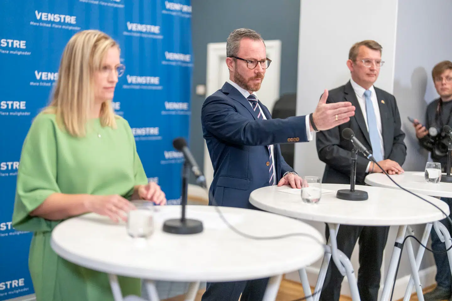 Mette Frederiksen har formået på én gang fuldstændig at få Venstre til at demontere sig selv og på samme tid optræde som hendes nyttige idioter, mener Kresten Lundegaard.