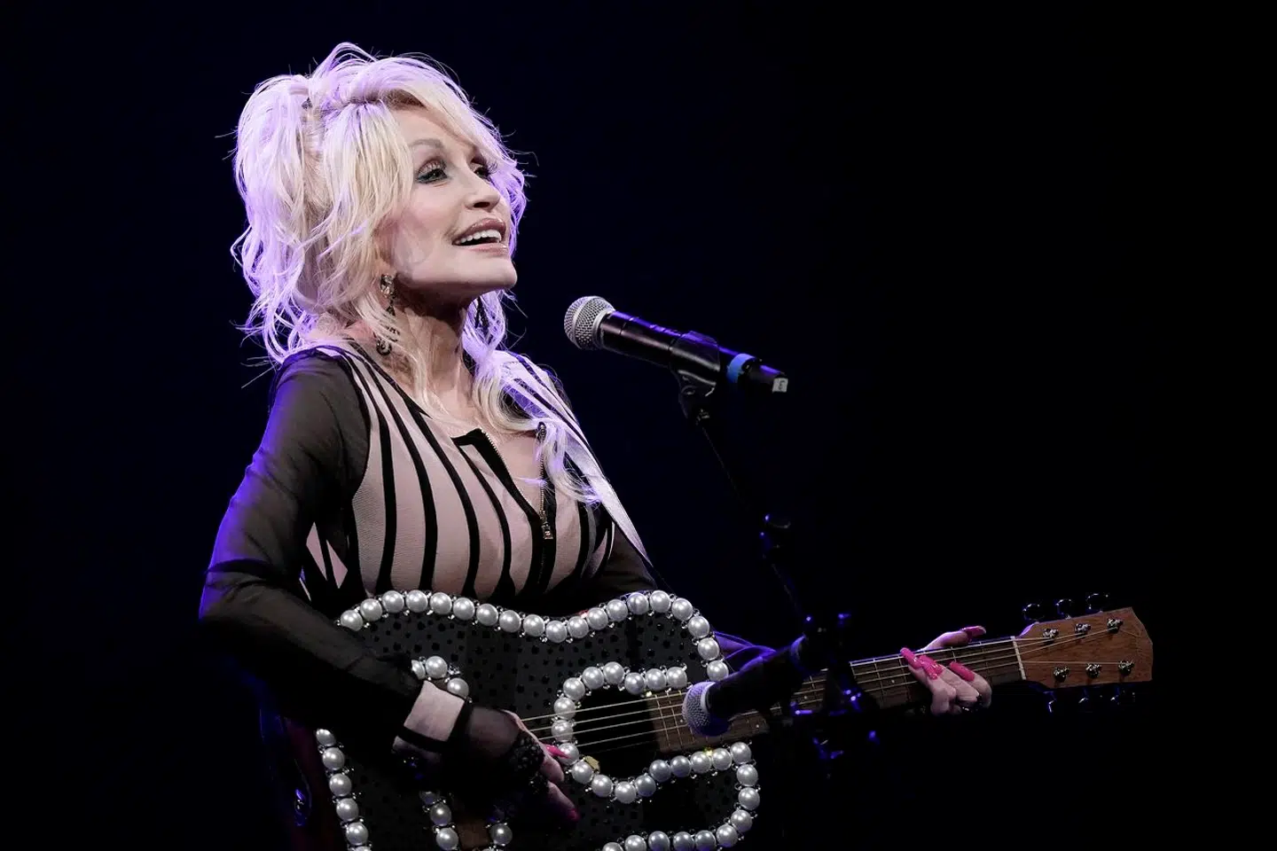 Under coronapandemien donerede Dolly Parton en million dollar til udvikling af en vaccine. Her optræder hun i Kansas i 2023.