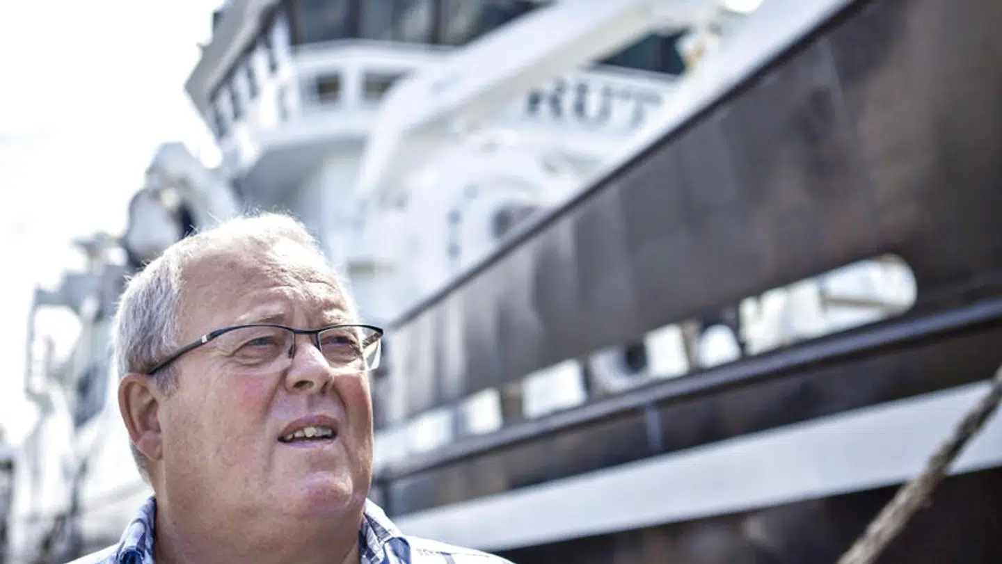 Den såkaldte kvotekonge Gullak Madsen foran fiskekutteren Ruth - HG264. Han regnes for at være blandt de hundrede rigeste danskere