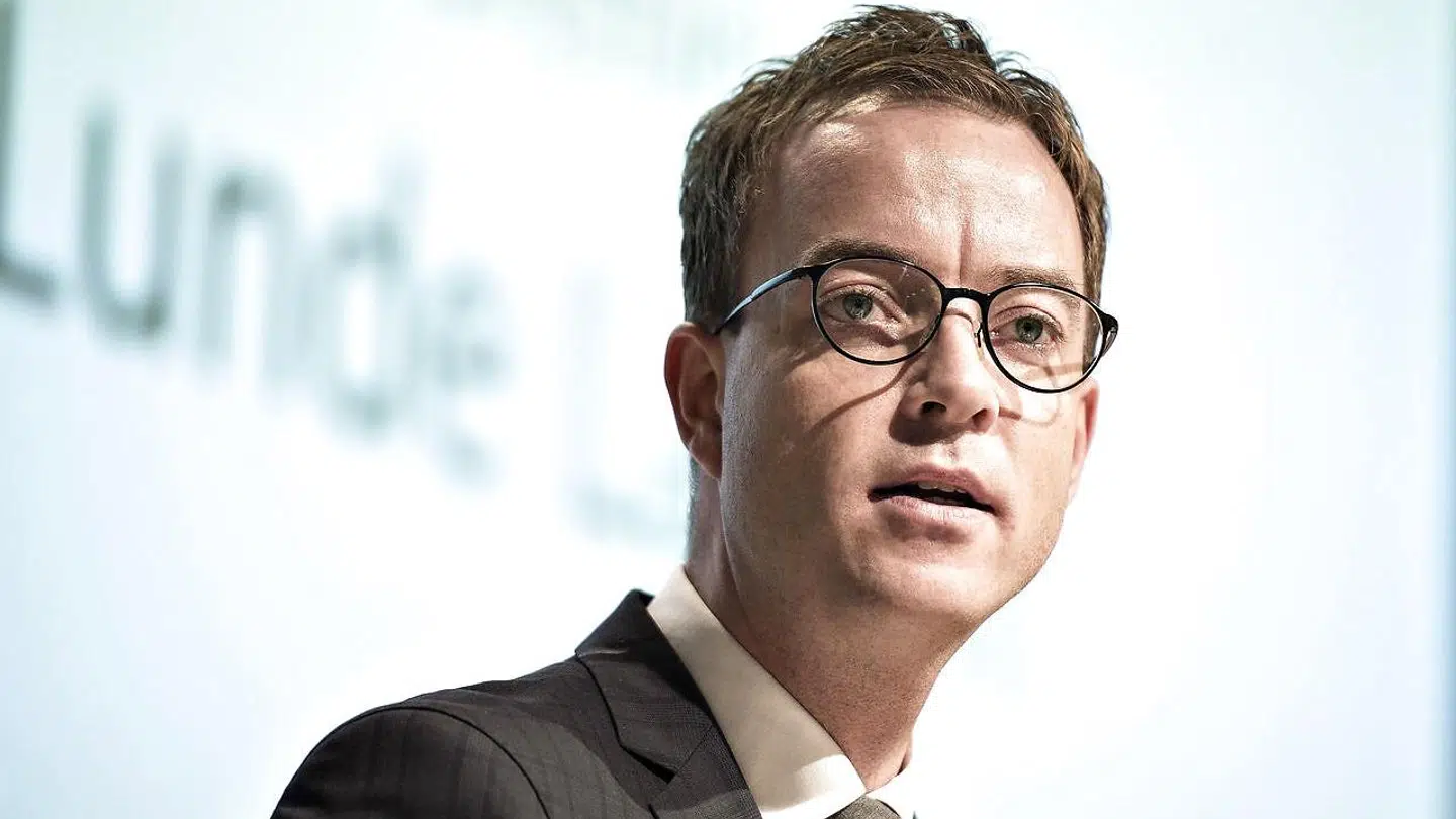 Miljø- og fødevareminister Esben Lunde Larsen (V) kommer nu under anklage for at have talt usandt om et helt centralt punkt under fredagens samråd i Folketinget.