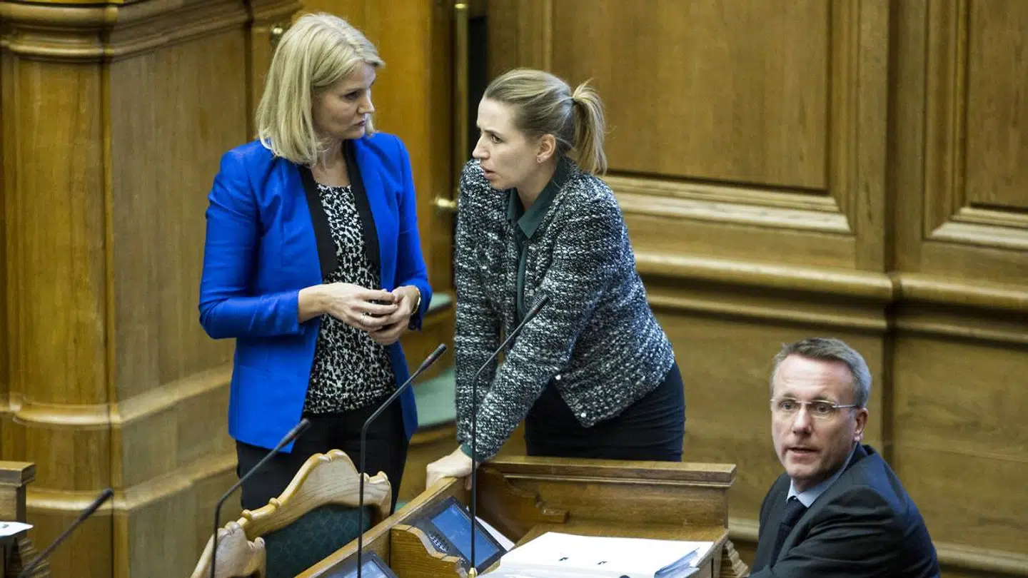 Spørgetime med statsministeren Helle Thorning-Schmidt. Her Statsministeren i samtale med Mette Frederiksen.