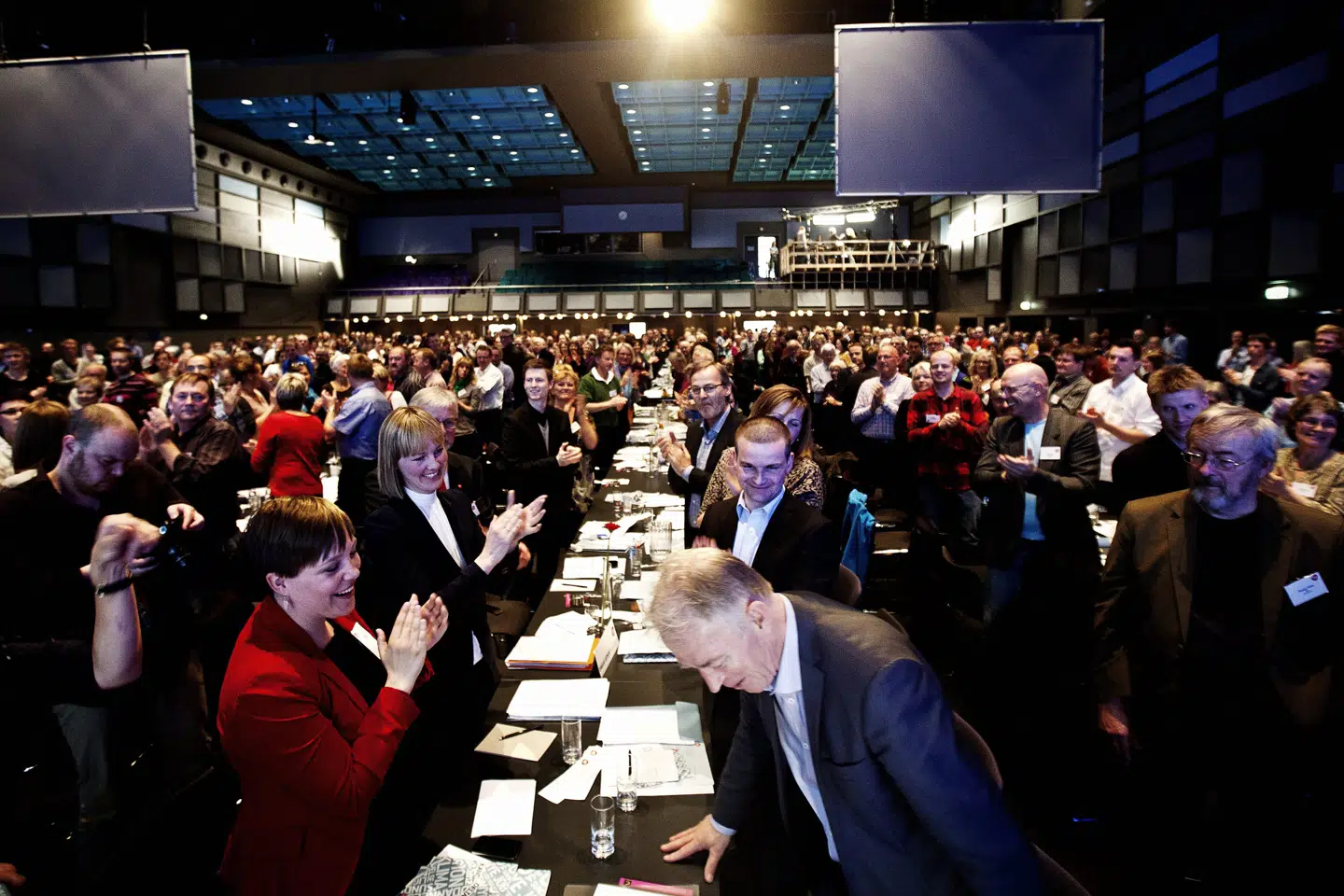 Historien var en helt anden historie for to år siden på Hotel Comwell i Kolding, hvor SFs formand Villy Søvndal blev applauderet efter sin åbningstale til SF-landsmødet. Stort set alle topfolkene omkring Villy Søvndal har i dag forladt SF og partiets bagland kræver nu et endelig opgør med alle de kompromiser, som Søvndals folk indgik.