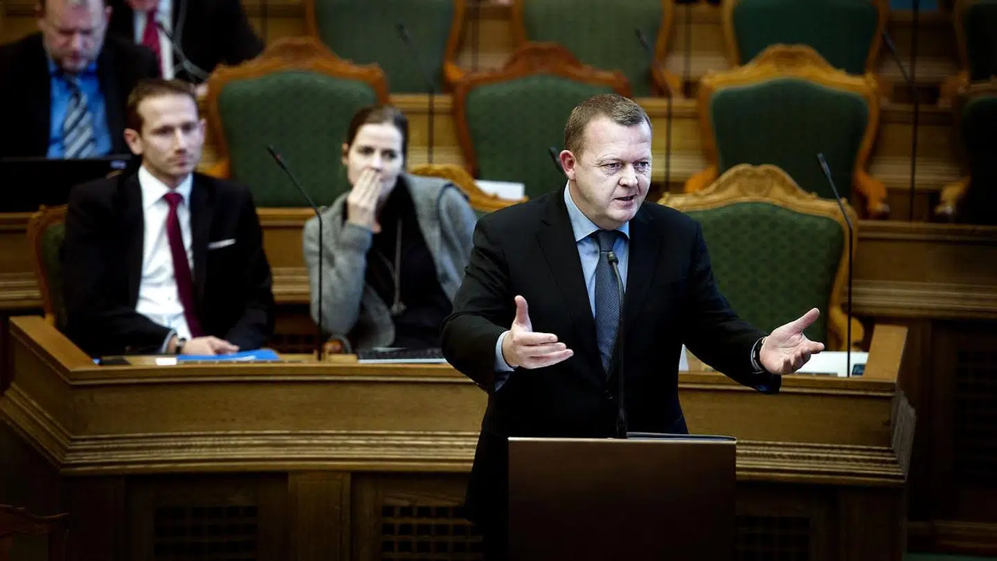 Under Folketingets spørgetime kom statsministeren under angreb fra Venstres Lars Løkke Rasmussen og de øvrige partiledere i blå blok, som kaldte det både »skandaløst« og »uhørt«, at regeringen administrerer uden flertal i Folketinget.