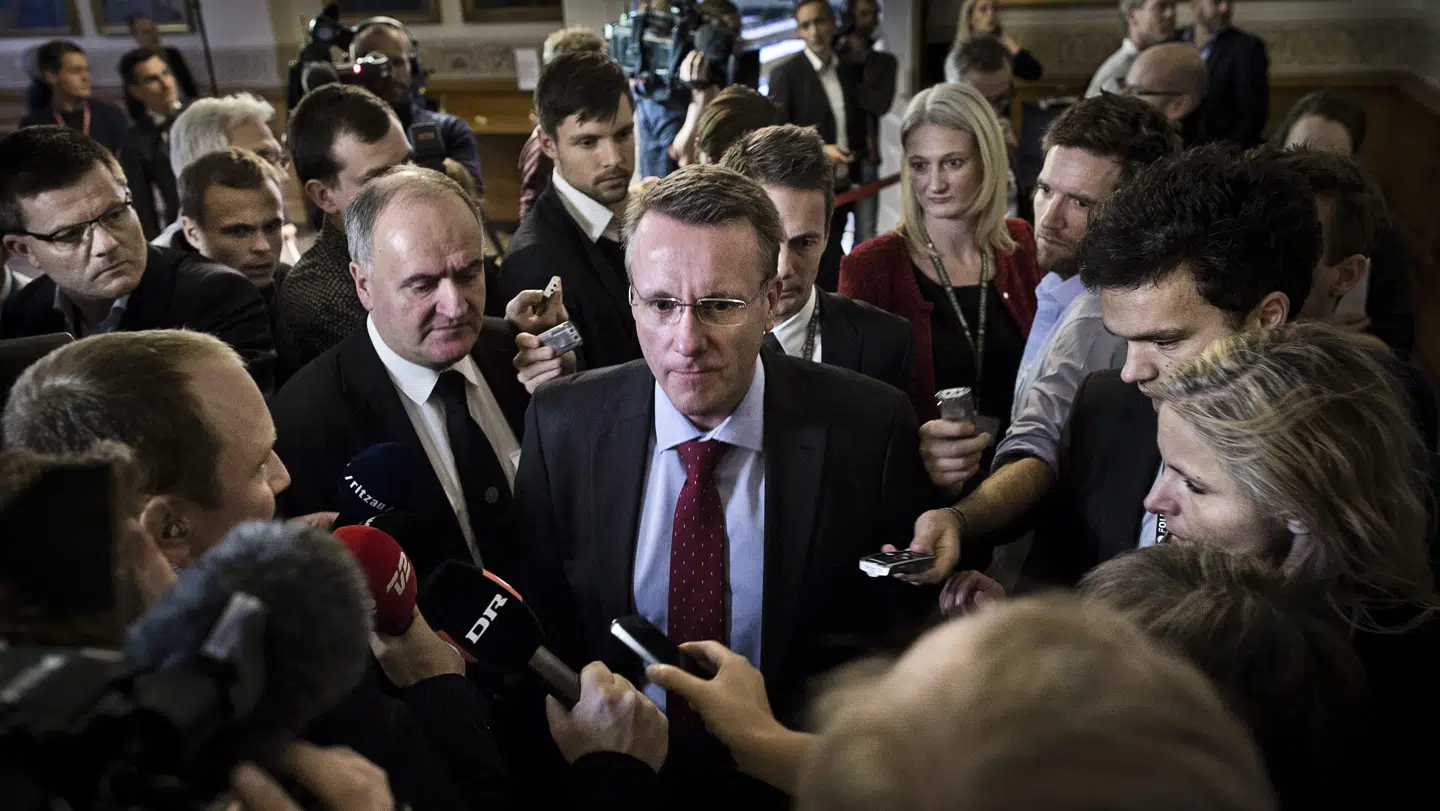 Da Morten Bødskov op til samrådet i går måtte erkende at have løjet over for Folketingets Retsudvalg, blev det for meget for Enhedslisten. Tilliden til justitsministeren var væk, og Bødskov nåede kun lige at slippe væk fra den massive pressebevågenhed og trække sig, før Enhedslisten trak tæppet væk. Foto: Thomas Lekfeldt.