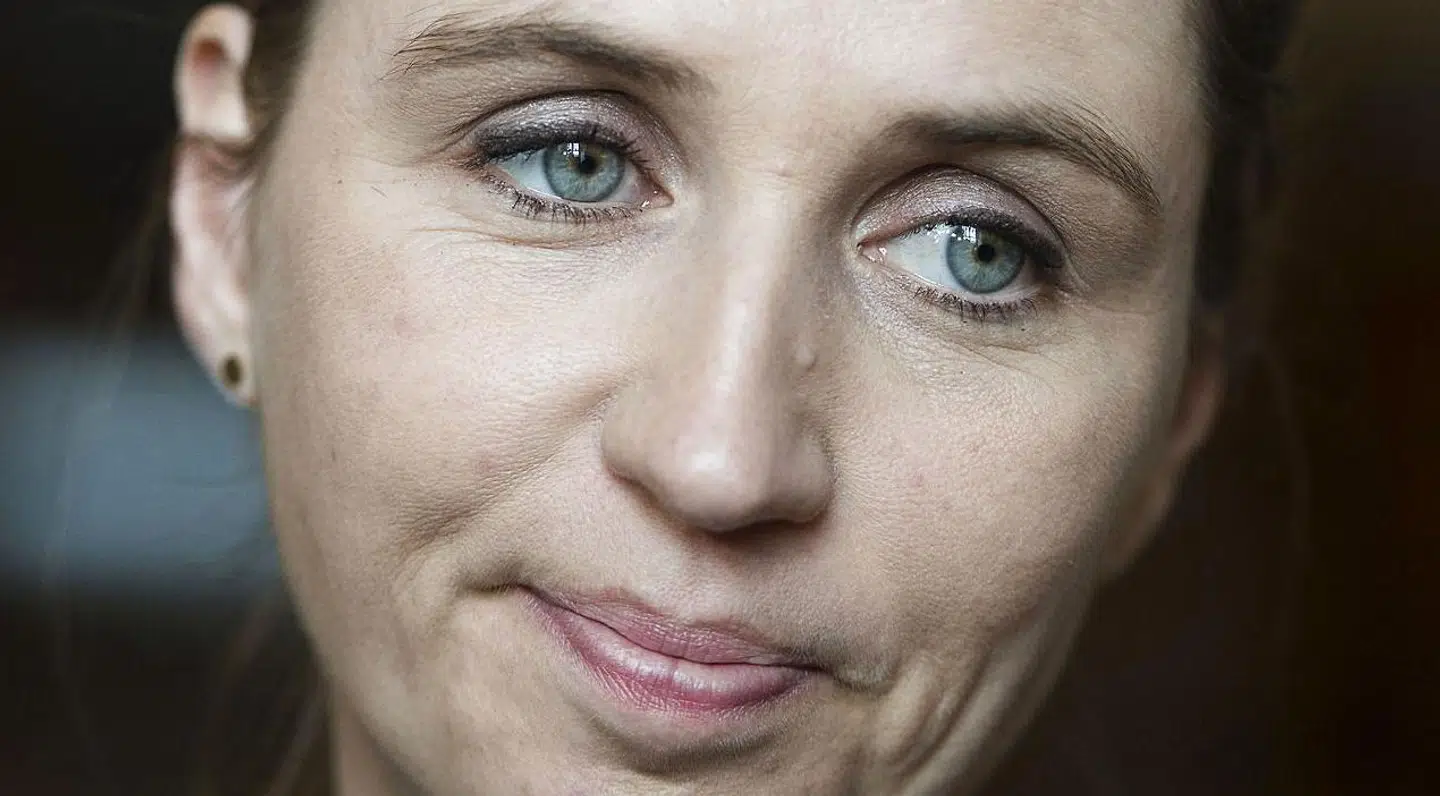 Beskæftigelseminister Mette Frederiksen erkender, at regeringen ved at trække den øremærkede barsel til fædre tilbage har droppet endnu et valgløfte.