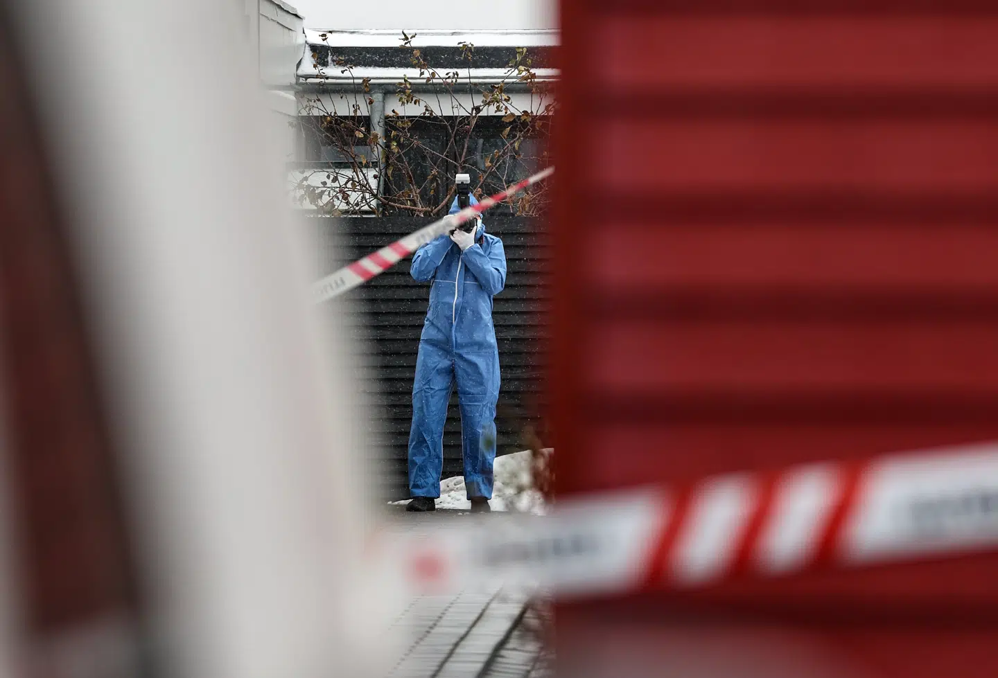 Politiets teknikere arbejder på stedet.