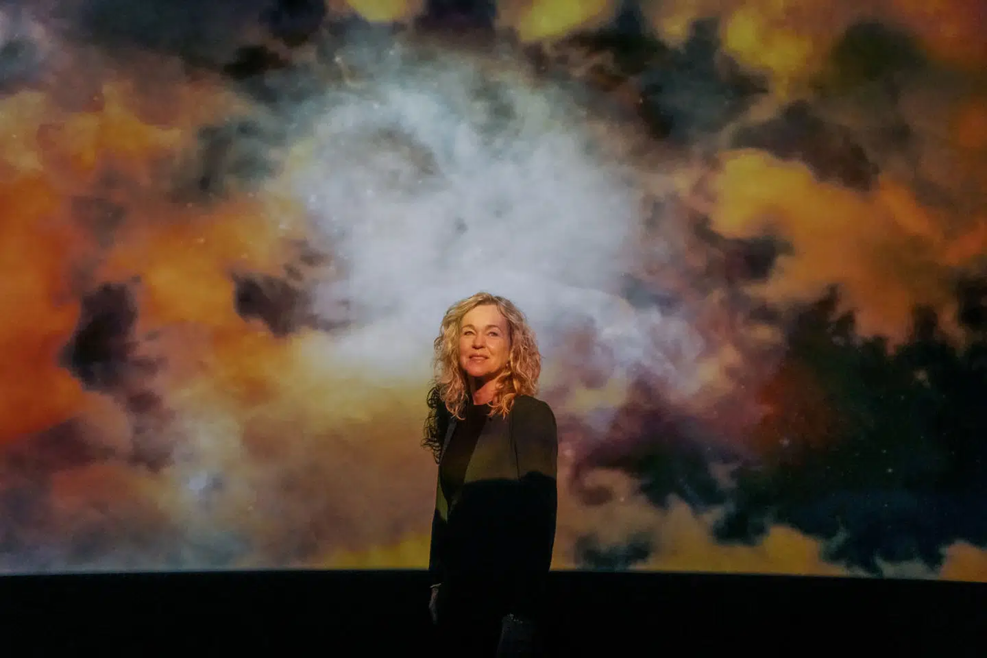 Astrofysiker Anja C. Andersen, her fotograferet i en udstilling i Planetariet, er aktuel med ny bog om universet.