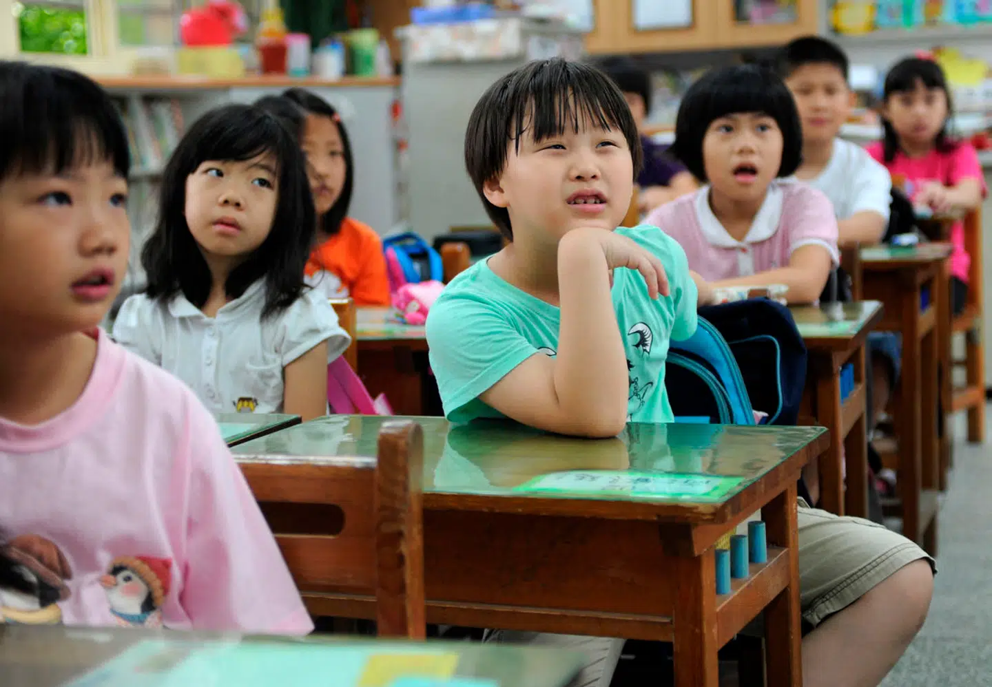 En gruppe syvårige i skole i Taiwans hovedstad Taipei. De tilbringer tidligt mange timer med at læse og studere i Taiwan.