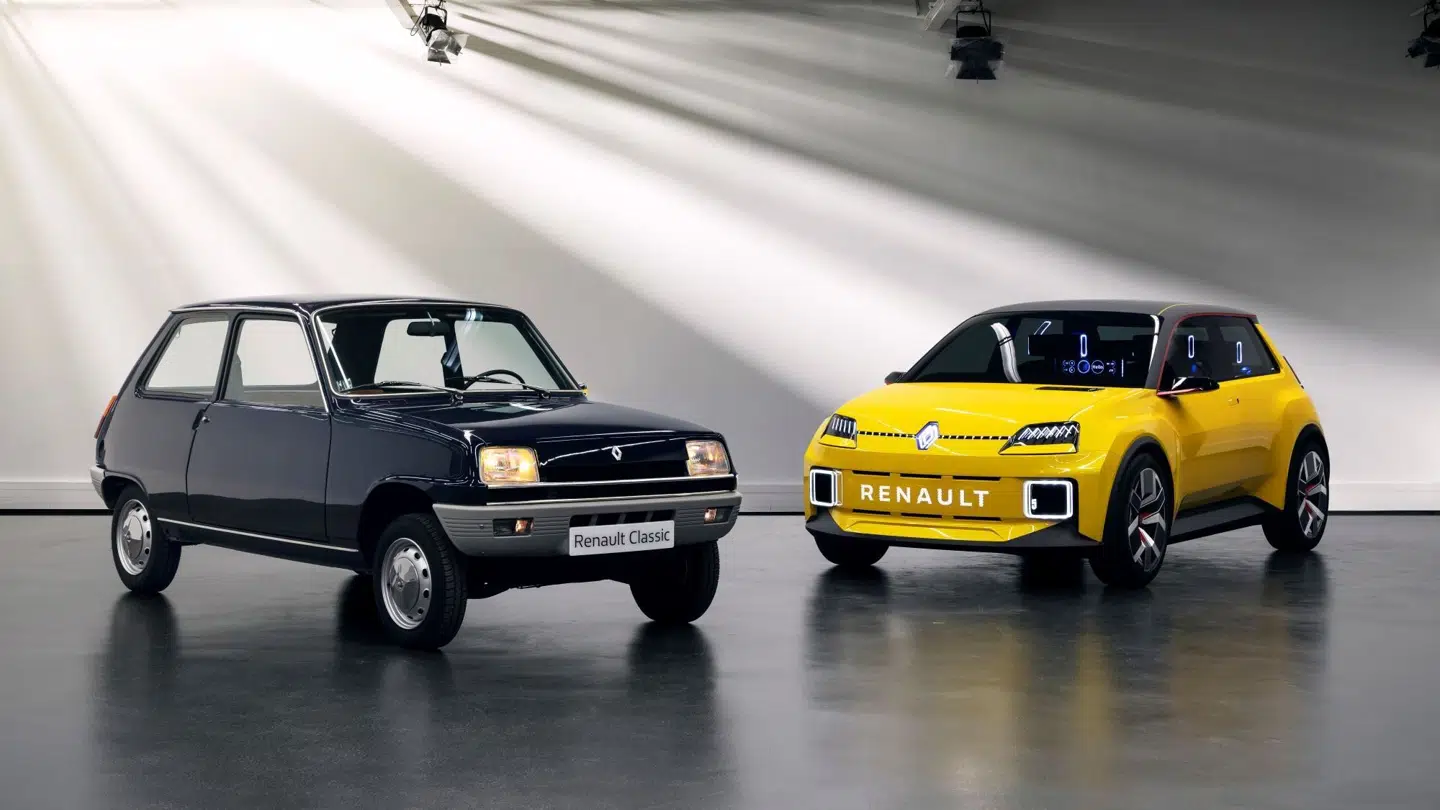 Her mødes de – den gamle og den nye version af Renault 5, sidstnævnte som elbil.