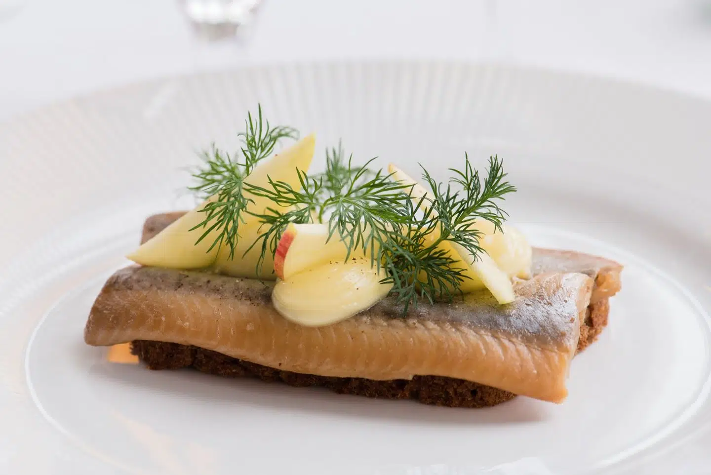 Et stykke med hjemmelavet æblesild på Fru Nimbs.