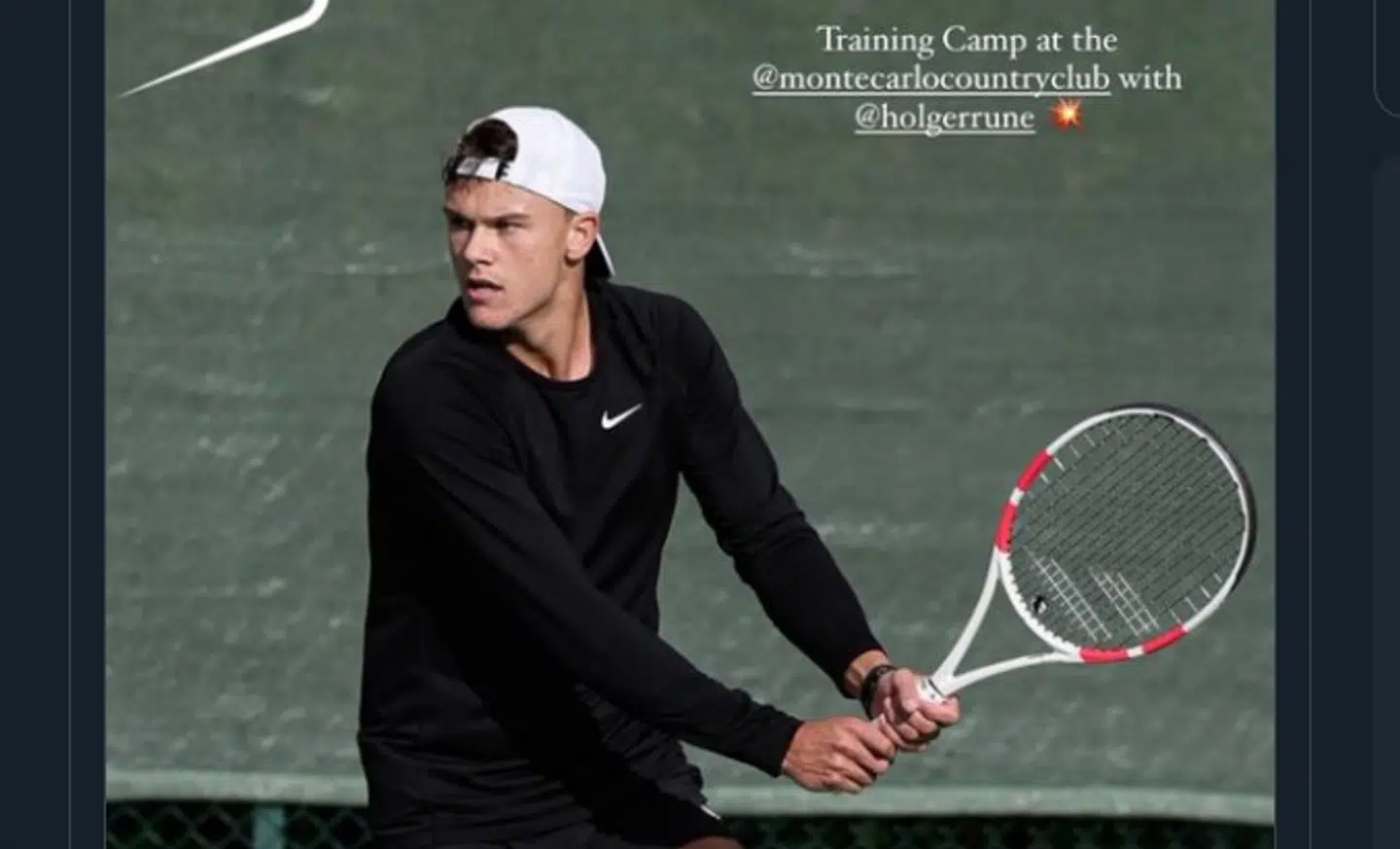 Holger Rune tester en ny ketsjer på træningsbanen.