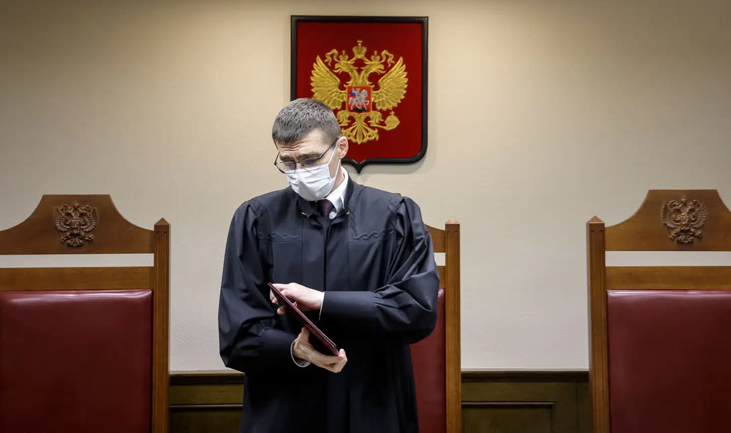 Højesteretsdommeren Oleg Nefedov læste i sidste uge afgørelsen op, der kriminaliserer lgbt+-bevægelsen i Rusland. Loven anser bevægelsen som ekstremistisk og forbyder dens aktiviteter fra 10. januar 2024. Foto: Maxim Shemetov, Scanpix