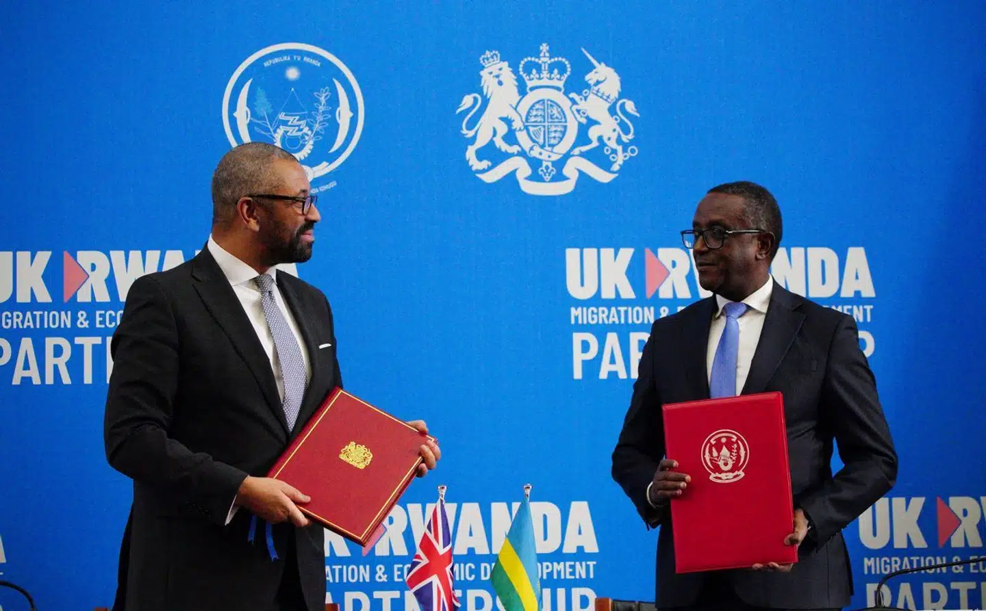 Den britiske udenrigsminister James Cleverly og Rwandas udenrigsminister Vincent Biruta underskrev i denne uge en ny aftale i Kigala, der blandt andet forpligter Rwanda til at overholde de internationale konventioner og ikke sende flygtninge tilbage til deres hjemlande. Foto: Ben Birchall, Scanpix