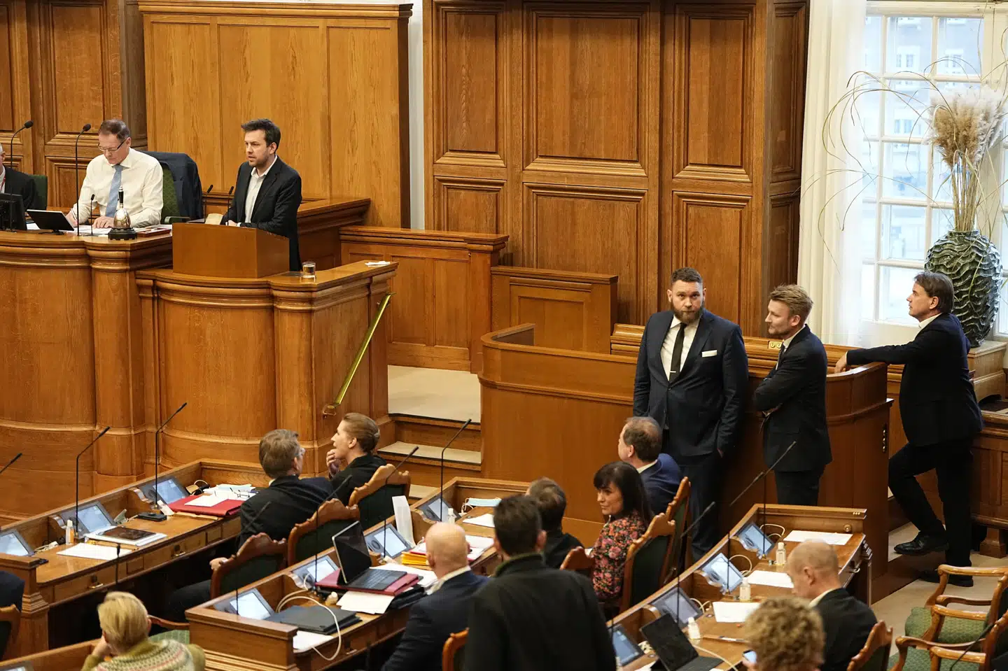 Tredjebehandlingen af koranloven har torsdag varet i flere timer. Undervejs fik regeringen blandt andet kritik for ikke at gå på talerstolen og svare på spørgsmål om loven.