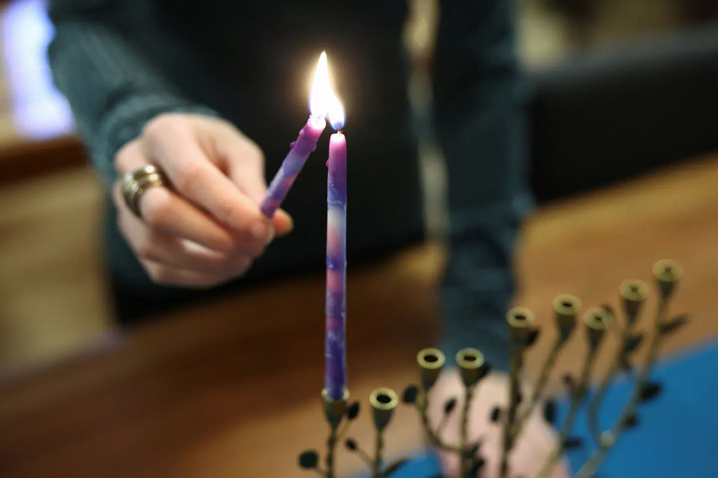 I otte dage tænder man et lys i en særlig niarmet lysestage. Lysestagen har en arm for hver dag flammen brændte i Templet og en ekstra, som bruges til at tænde de andre lys. (Arkivfoto).