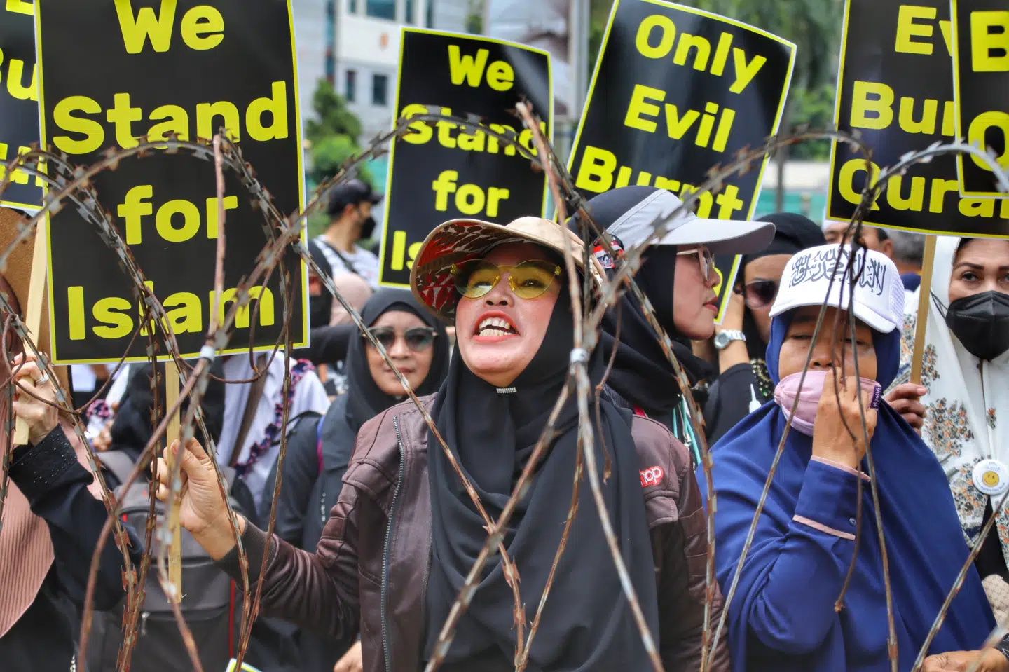 Afbrænding af koraner førte tidligere på året til demonstrationer i en række lande med overvejende muslimsk befolkning. Her er der demonstration uden for Sveriges ambassade i Indonesiens hovedstad, Jakarta, i januar.