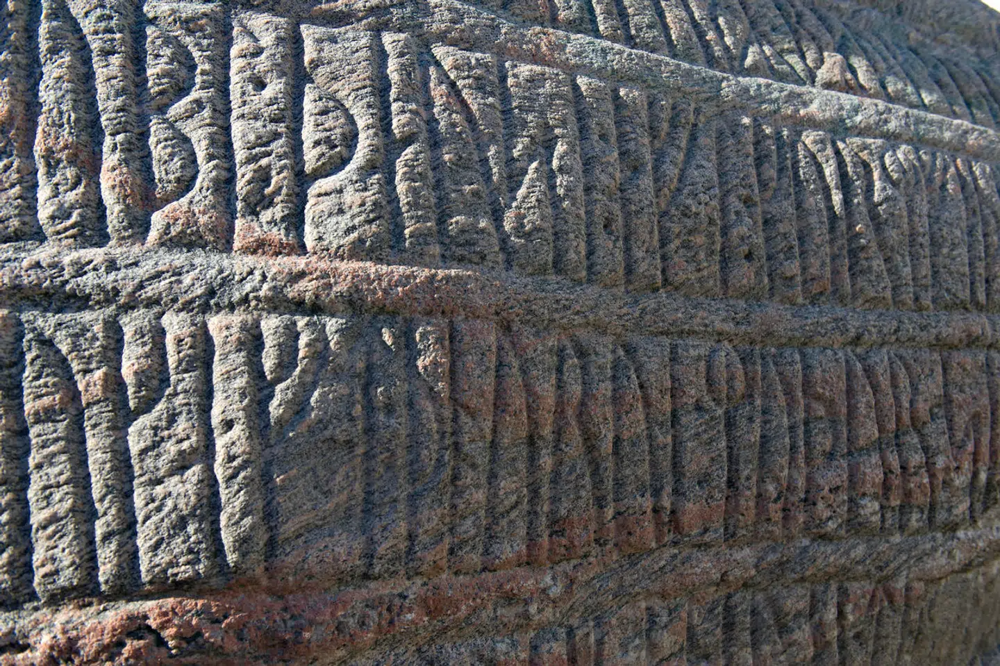 Hvem gjorde ifølge den ene af de to Jellingesten danerne kristne?