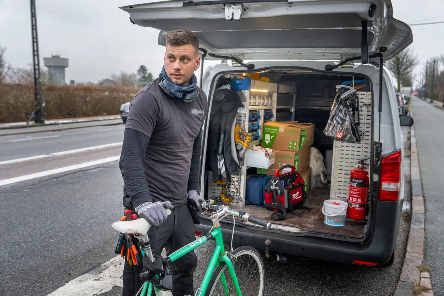 Cyklen er med bagi i bilen. For elektrikerlærlingen David Søtbæk Jacobsen er nødt til at parkere i udkanten af Københavns Kommune. Lærlingelønnen rækker nemlig ikke til en plads ved hjemmet.