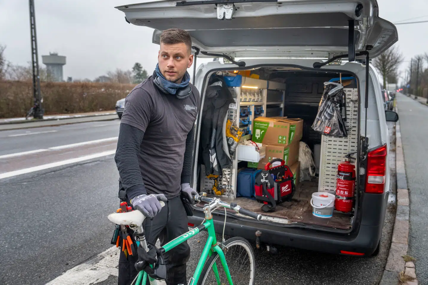 Cyklen er med bagi i bilen. For elektrikerlærlingen David Søtbæk Jacobsen er nødt til at parkere i udkanten af Københavns Kommune. Lærlingelønnen rækker nemlig ikke til en plads ved hjemmet.