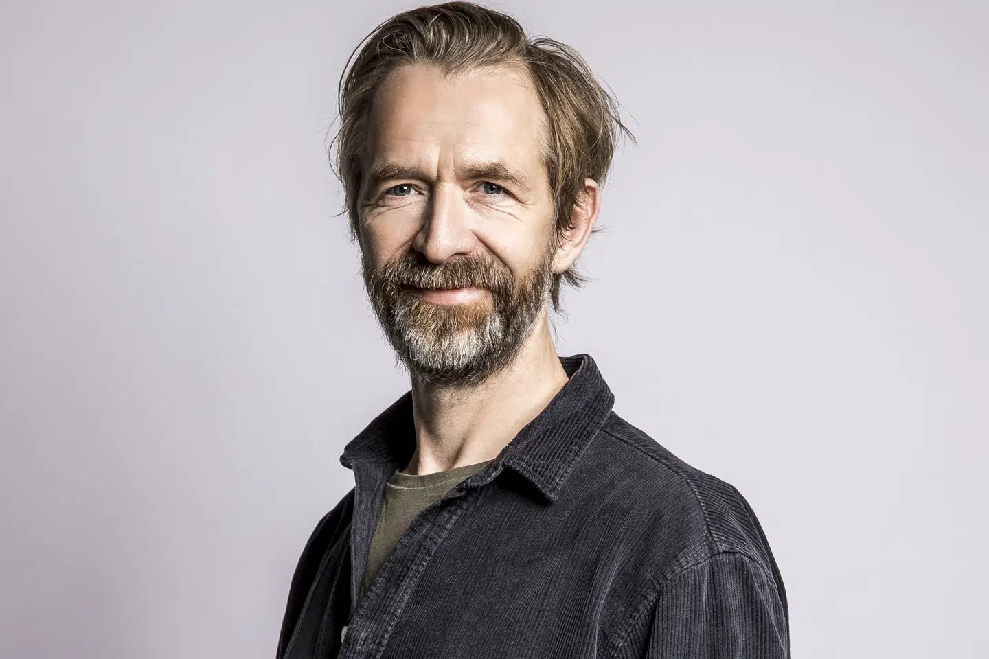 Kasper Leisner håber, at hans børn bærer nogle af de ting videre, som han selv har bragt ind i julen fra sine bedsteforældre. (PR-foto).