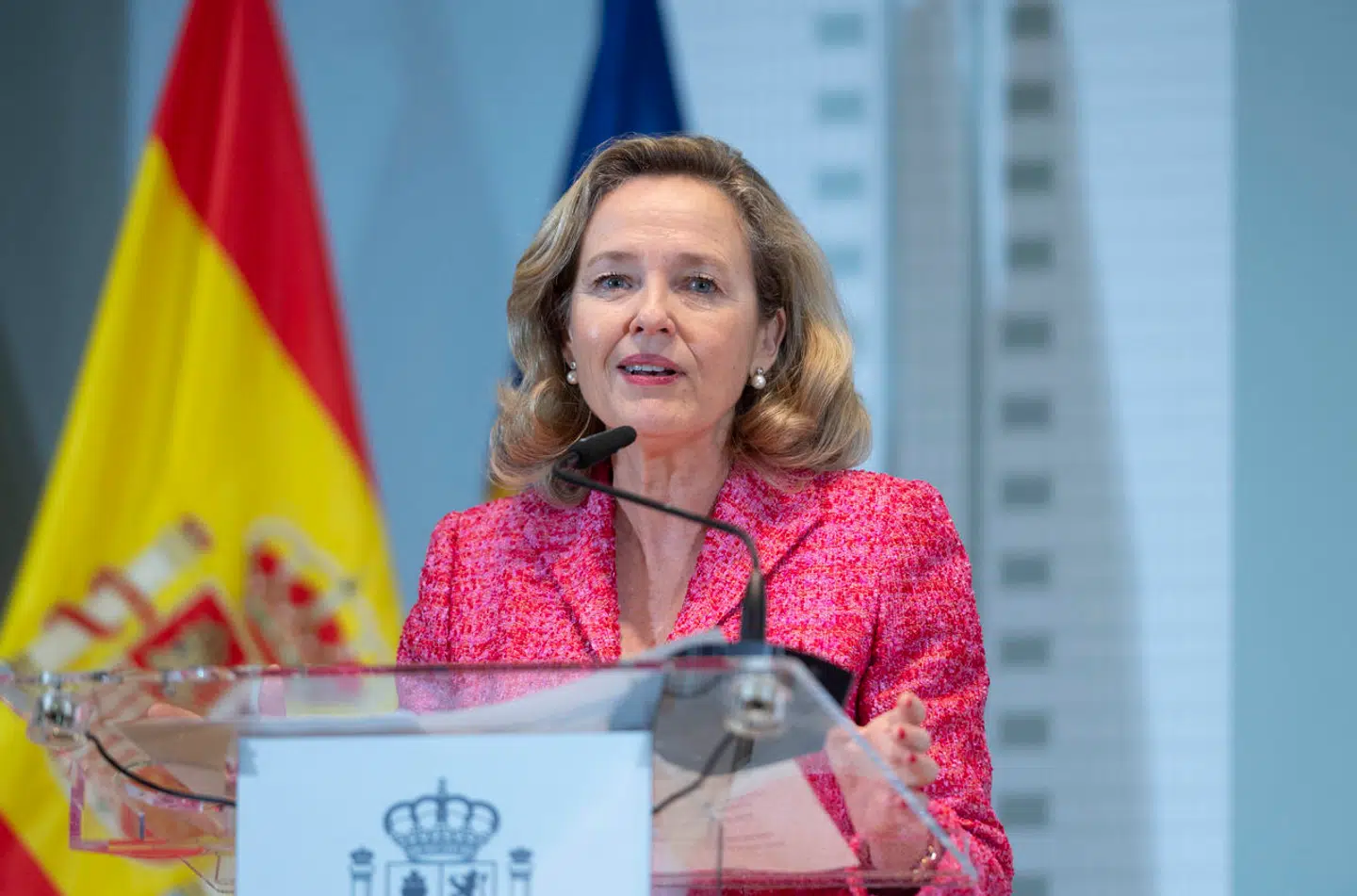 Margrethe Vestager halter efter i slutspurten om vigtigt bankjob. Finansminister Nadia Calviño har fået samlet sig en stor opbakning omkring sit kandidatur.