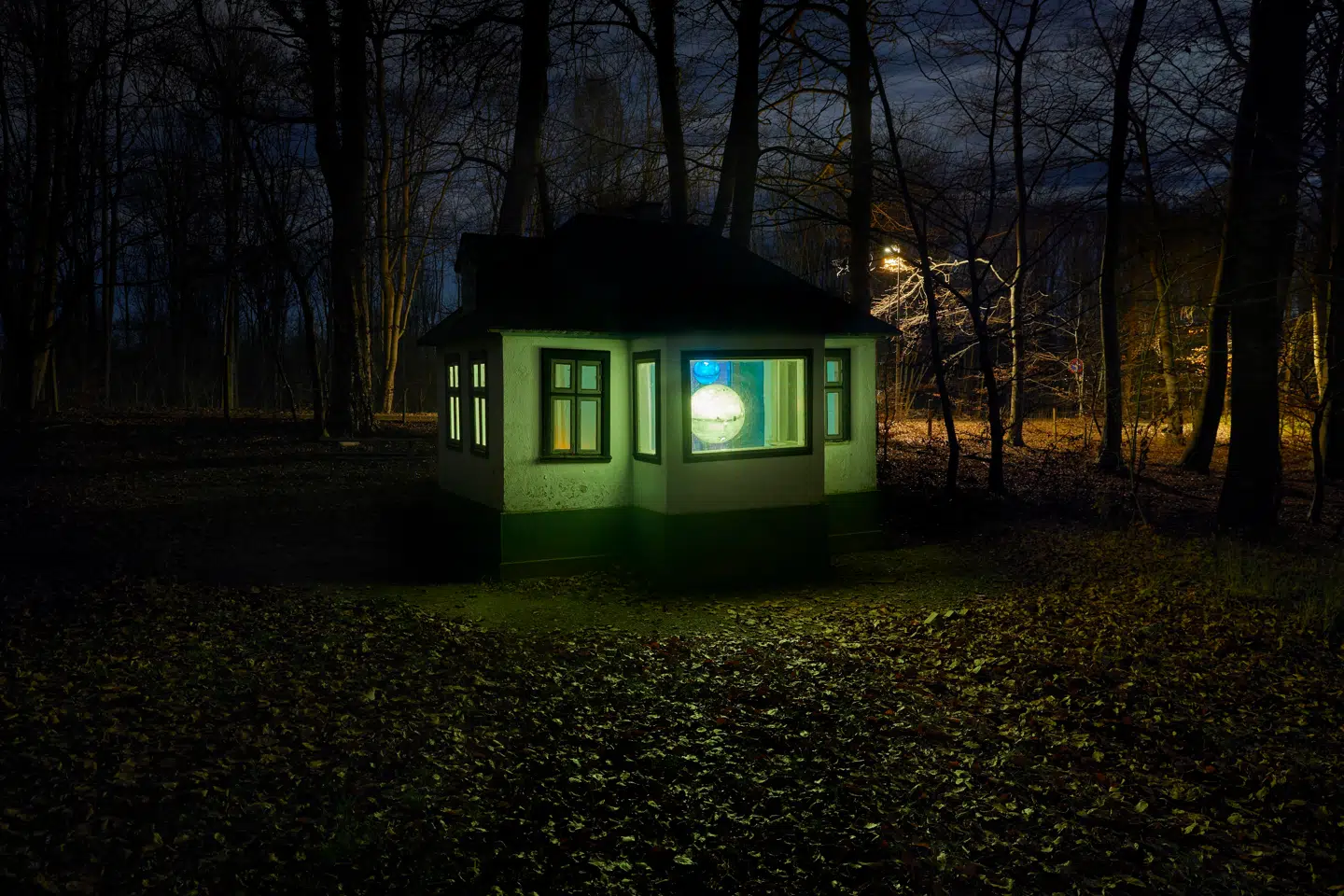 Planeterne i det pertentligt udførte legehus er det bedste værk i udstillingen »Nyt Lys«.