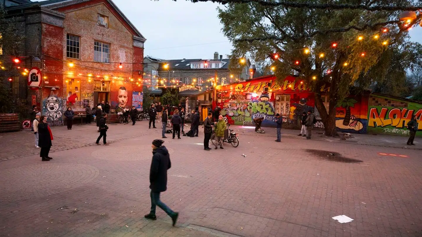 De seks mænd har ifølge politiet alle været tilknyttet den samme hashbod, hvor de er sigtet for at have solgt store mængder hash tilbage i 2020.