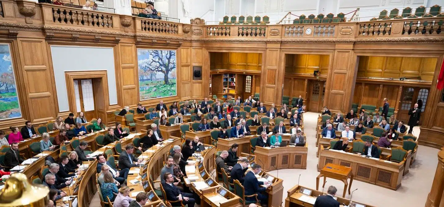 Efter en flere timer lang debat i Folketingssalen torsdag, blev den såkaldte koranlov vedtaget. Det skete med stemmerne 94 for og 77 imod.