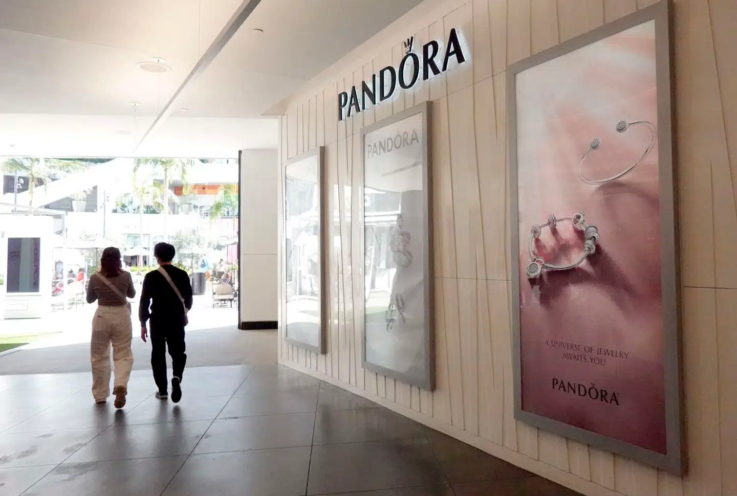 Pandora er en dansk smykkevirksomhed grundlagt i 1982 i København. Kendt for sine ikoniske charms og smykkekollektioner har Pandora etableret sig som en global spiller inden for moderne og personlig smykkekunst.
