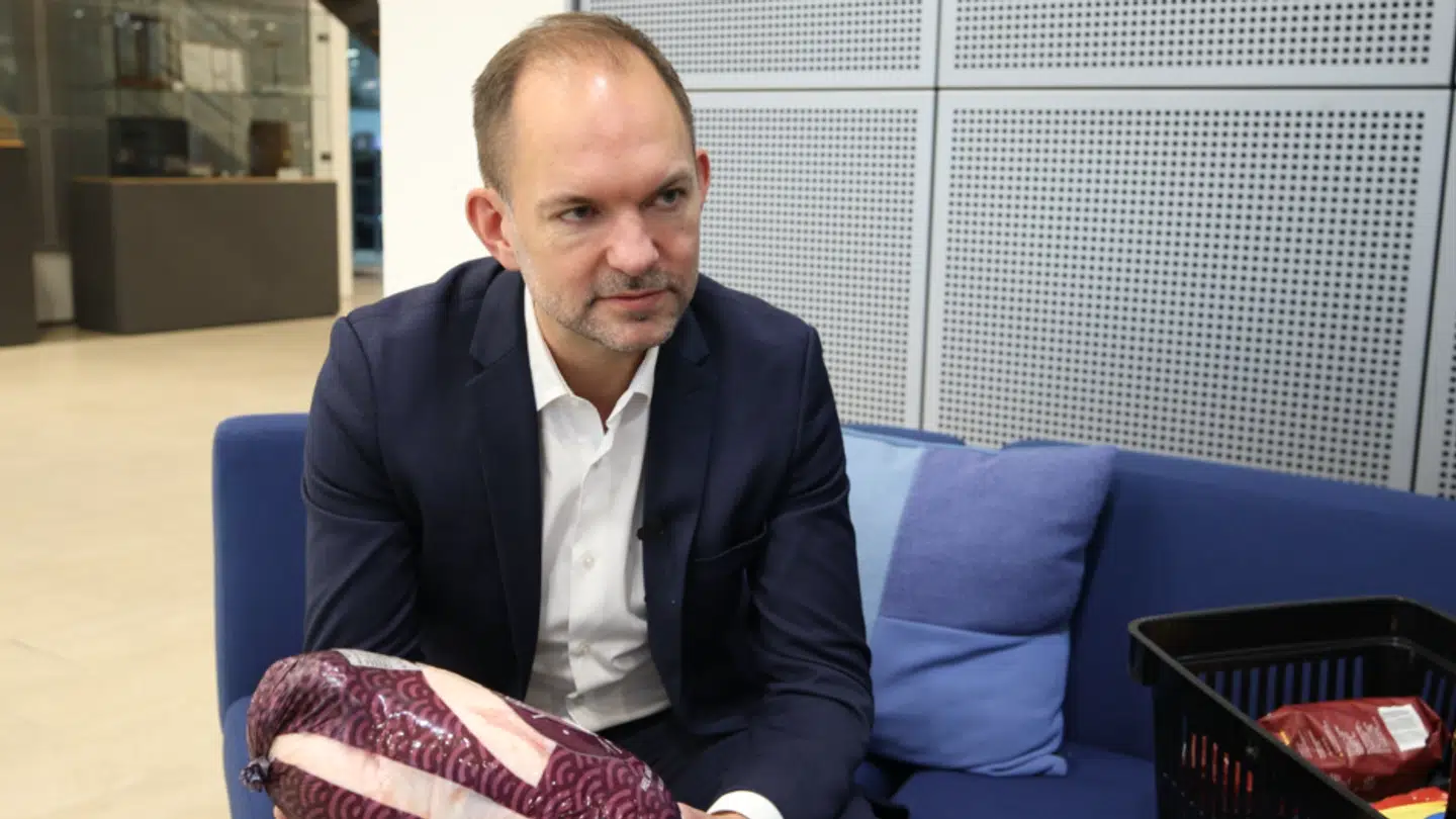 Skatteminister Jeppe Bruus (S) vil ikke komme med sit bud på afgifter og moms på dagligvarerne i den kurv, B.T. har vist ham.