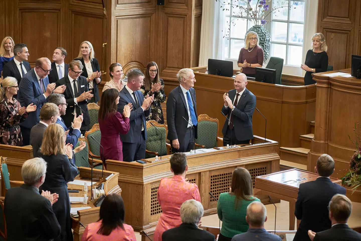 »I sidste ende er det sikkert frygten for at ende som de værste af slagsen, der afholder mange fra at stille op som politiker,« skriver Johan Fritzen. Her takker Bertel Haarder af som formand for Folketinget.