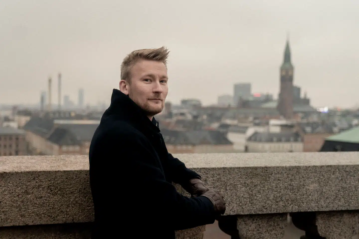 Peter Kofod og Dansk Folkeparti vil skære markant i antallet af akademikere i den offentlige sektor.