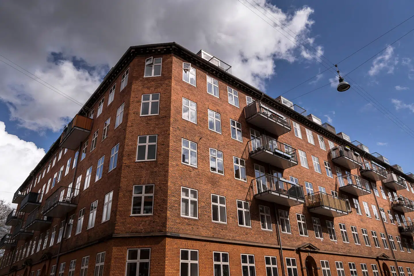 Andelsboligforeninger vurderes som erhvervsejendomme og betaler grundskyld. Men ejerne betaler modsat ejerboligejere ikke ejendomsværdiskat.