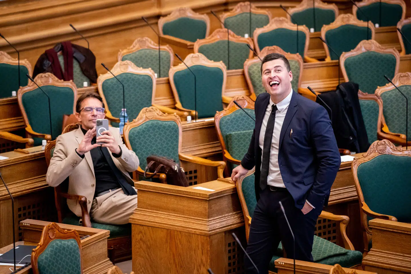 Moderaternes Jeppe Søe og Mike Villa Fonseca i Folketingssalen på Christiansborg. De har begge været udfordret af kritiske personhistorier. Senest blev Mike Villa Fonseca smidt ud af Moderaterne, efter at det kom frem, at han har haft et forhold til en blot 15-årig pige.