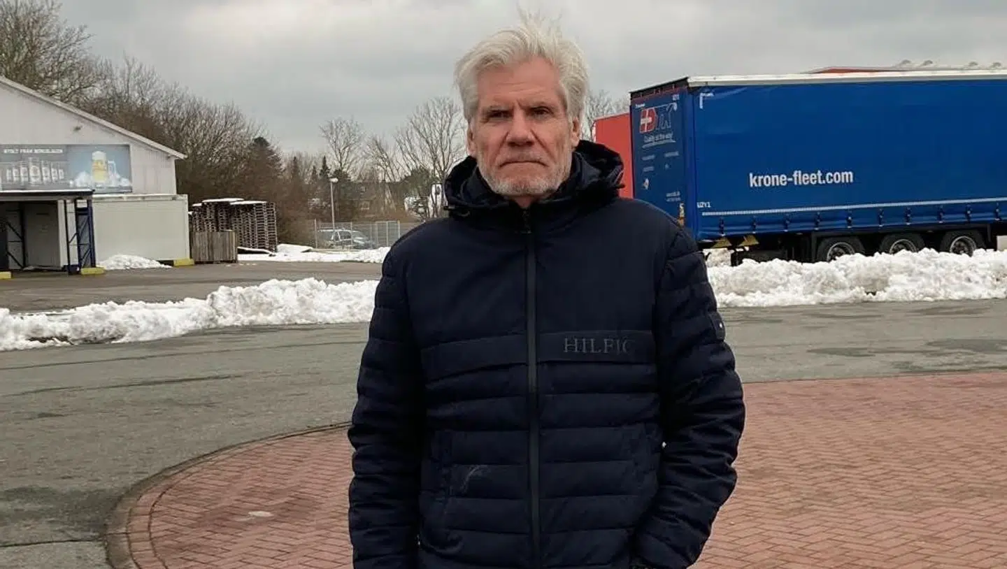 Claus Rosenville bor i Nykøbing Sjælland, men fik sin pakke leveret i Kirke Hyllinge, som ligger mere end 50 kilometer væk. Han skulle derfor køre 105 kilometer i alt frem og tilbage fra shoppen til sit hjem for at hente den.