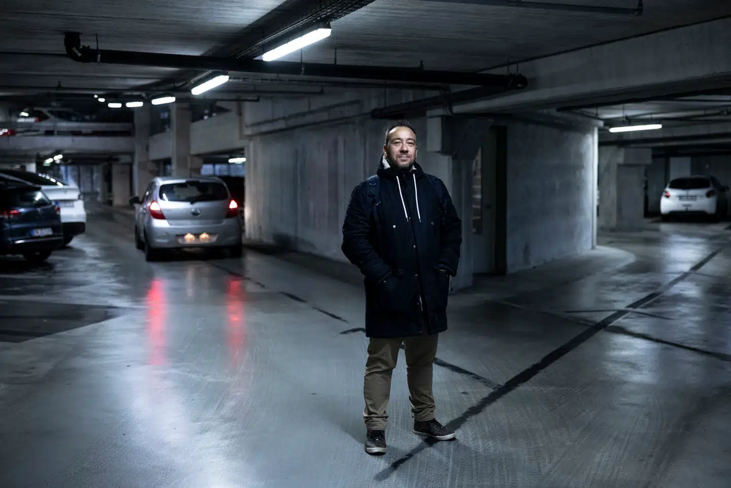 De fleste steder i København koster en beboerlicens mellem godt 1.300 og godt 5.500 kroner årligt for en benzin- eller dieselbil. Men ikke der, hvor Anestis Keremis bor. Der er det noget mere bekosteligt for beboerne at parkere.