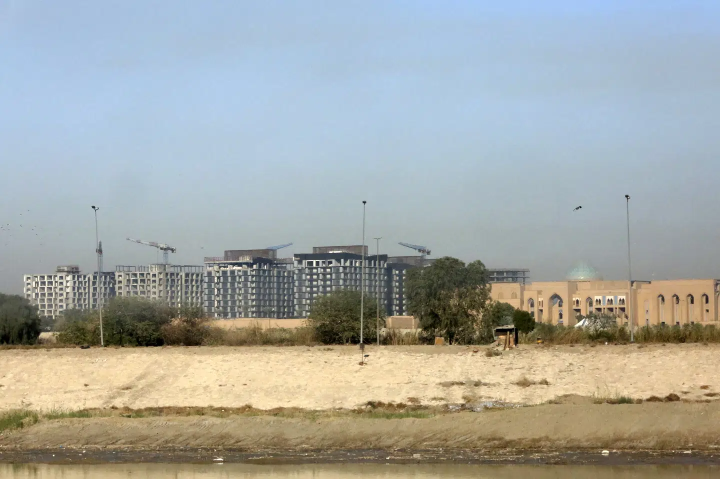 USA's ambassade i Irak ligger i den såkaldte grønne zone i hovedstaden Bagdad. Foruden ambassader er også en række ministerier placeret i den sikrede zone. (Arkivfoto)