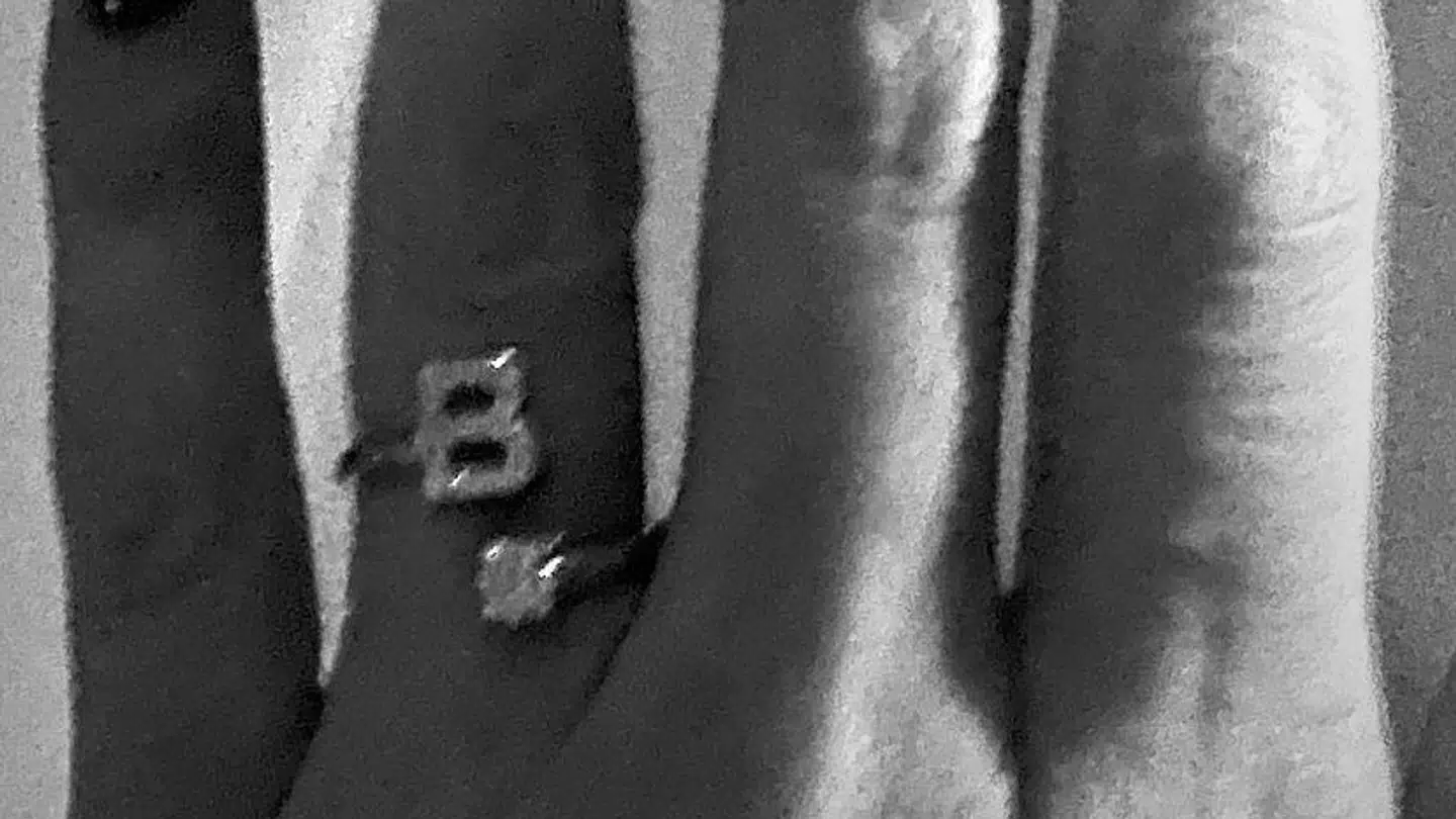 Selena Gomez har også delt et billede af sin hånd og en ring med bogstavet B.
