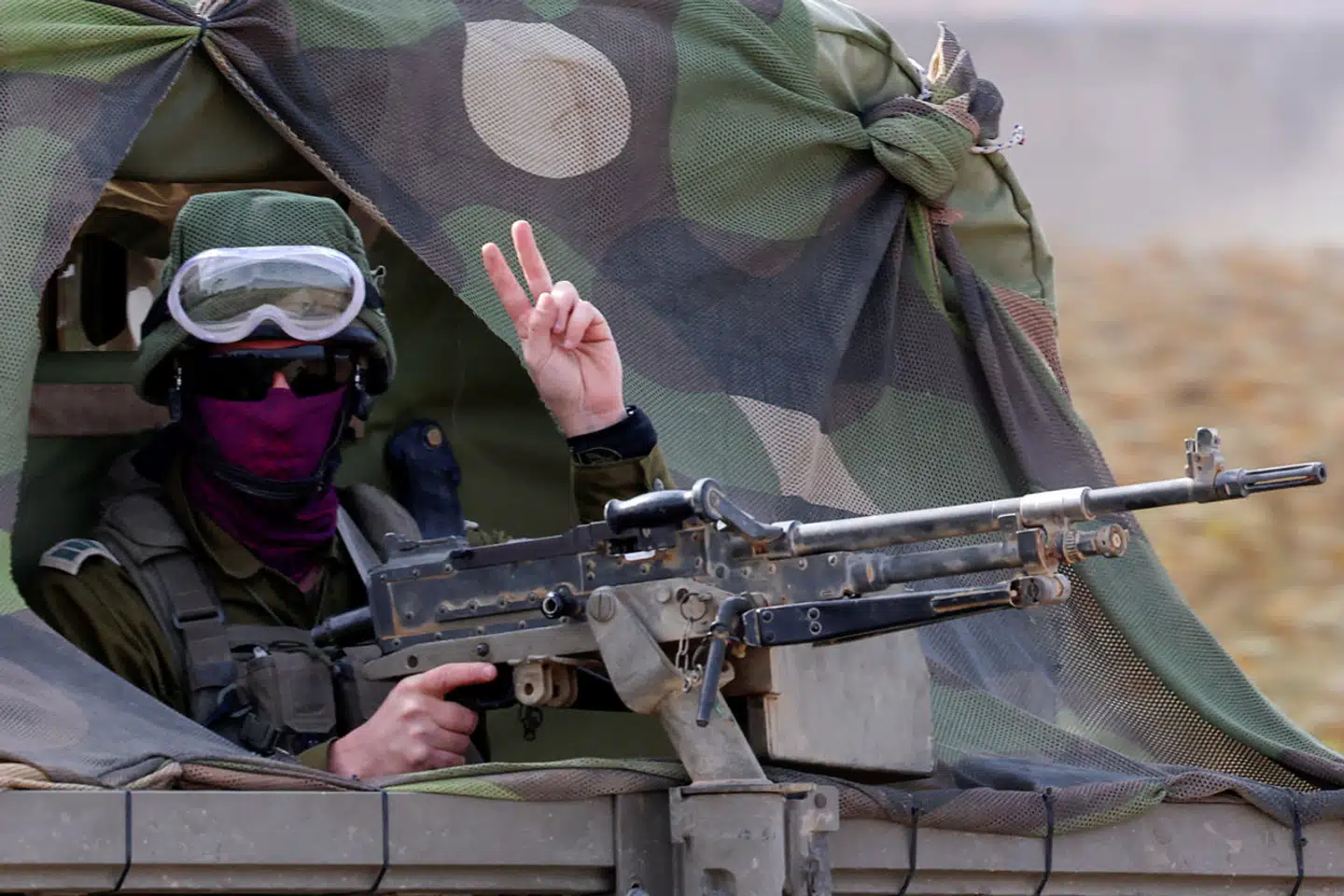 Israelsk militær vurderer, at mindst 10.000 civile palæstinensere er blevet dræbt under angrebene på Gazastriben. Ansvaret for de civile drab ligger alene hos Hamas-organisationen, hævder den israelske regering og den militære ledelse. USAs regering er ikke enig.