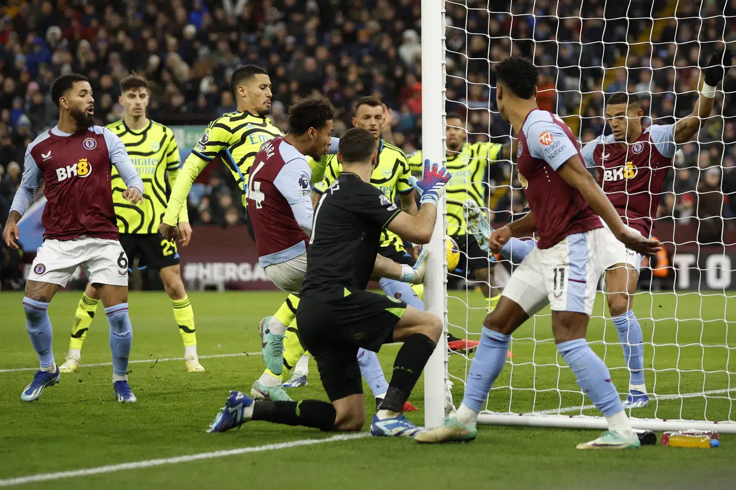 Bolden dansede på målstregen, men det lykkedes ikke Arsenal at få den ind over stregen mod Aston Villa.