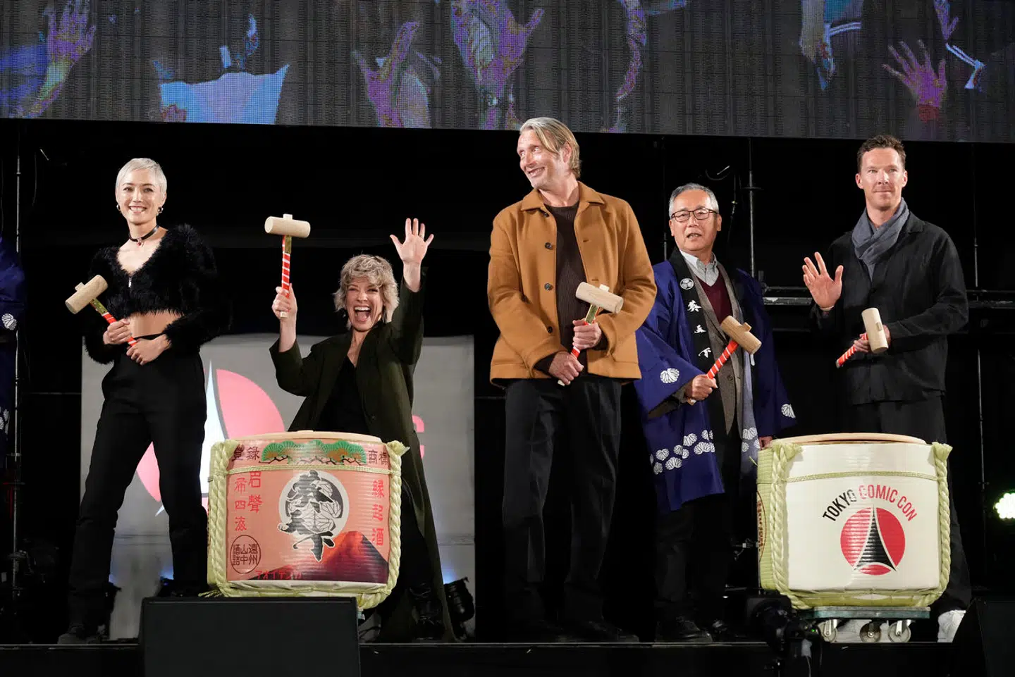 Mads Mikkelsen er i øjeblikket i Tokyo til åbningsceremonien for »Tokyo Comic Con 2023«. Derfor var han ikke til stede lørdag aften i Berlin, hvor han blev hædret med en European Film Award. På billedet ses han på scenen i Tokyo fredag sammen med blandt andre Pom Klementieff, Evangeline Lilly og Benedict Cumberbatch.