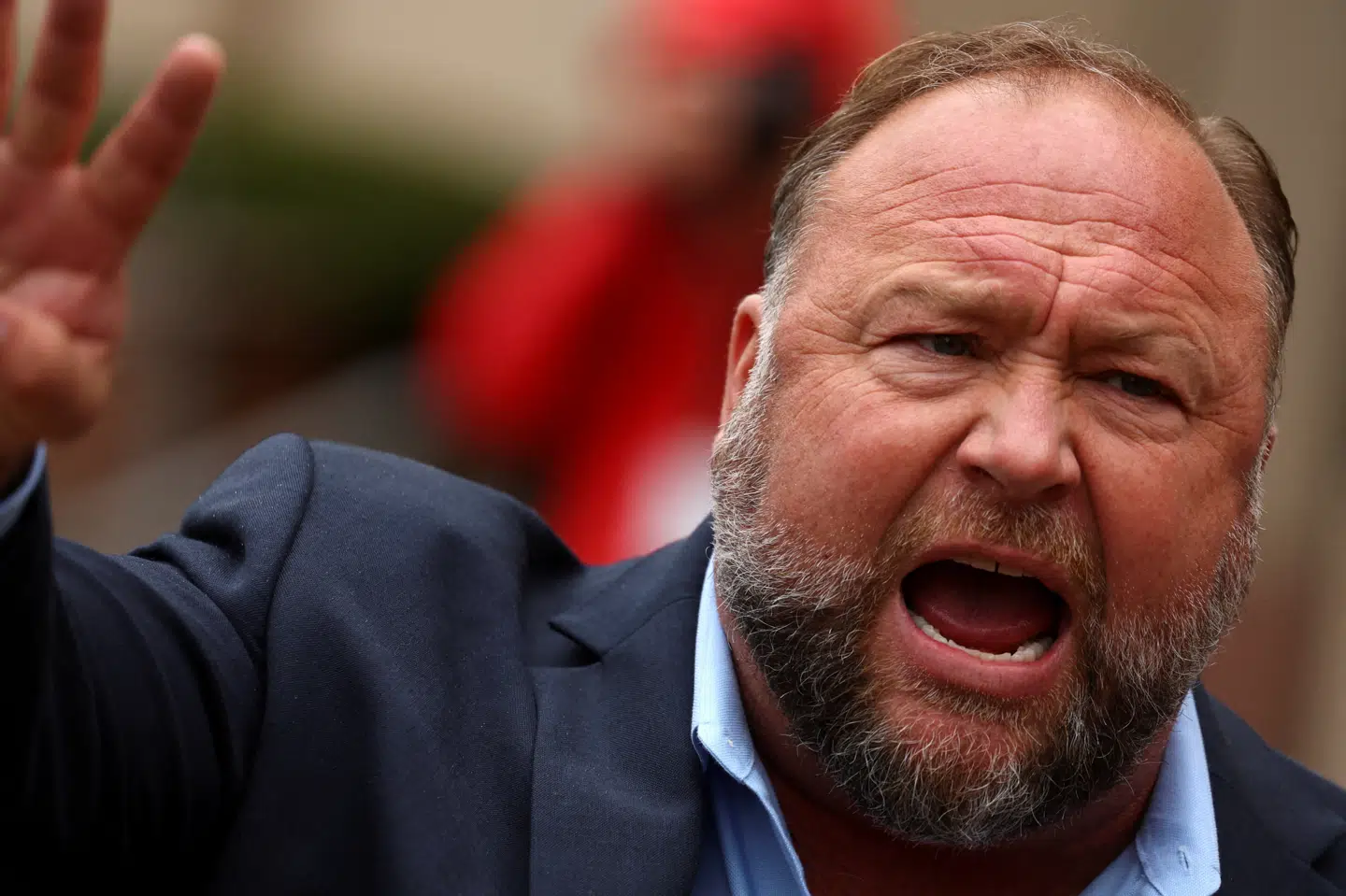 Den omstridte amerikanske konspirationsteoretiker Alex Jones er nu tilbage på mediet X. Det står klart efter en afstemning sat i værk af X-ejer Elon Musik. (Arkivfoto)
