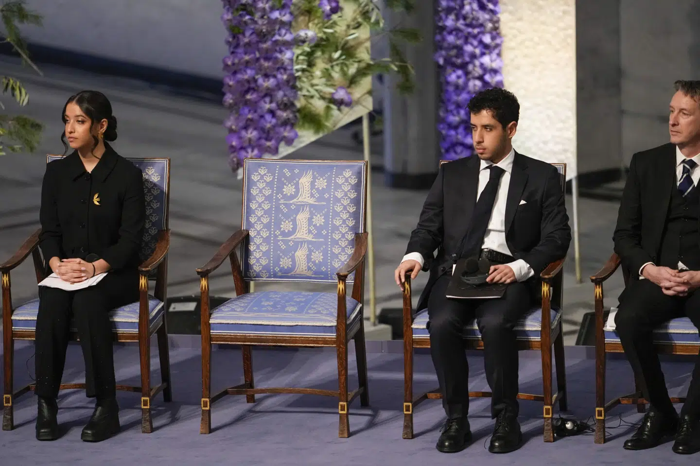 Mellem børnene Ali og Kiana Rahmani stod morens stol tom under uddelingen af Nobels fredspris søndag.