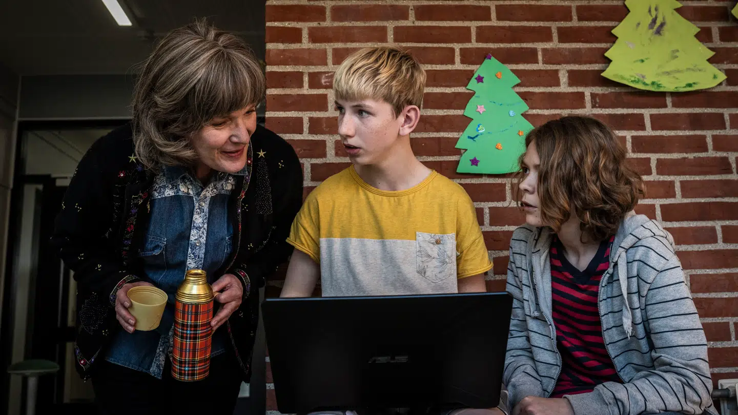 Tammi Øst som Valdes nye lærer, der er ualmindelig nysgerrig på, hvad det er, Valde og hans ven Anker har gang i.