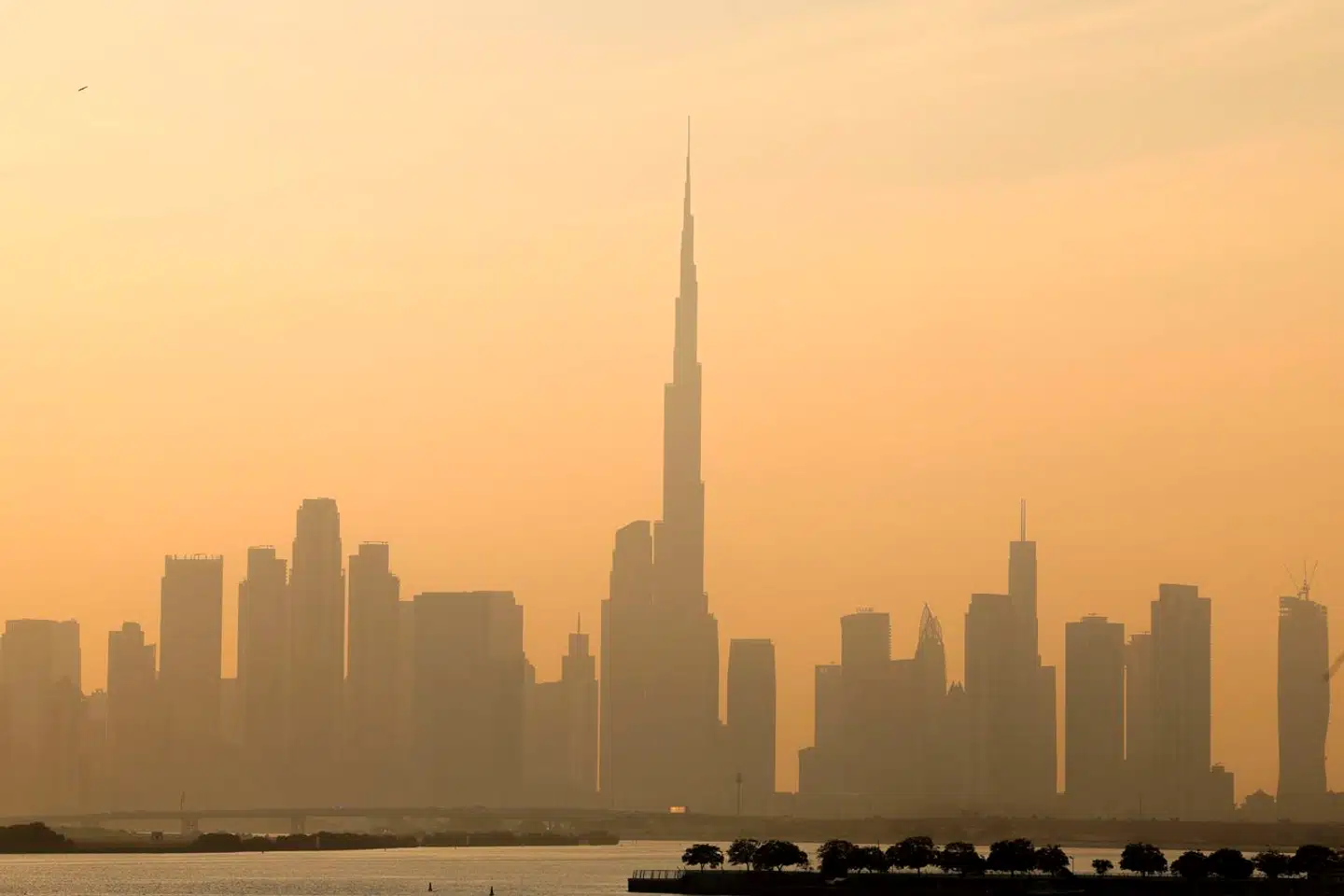 Smoggen over Dubai nåede søndag sundhedsskadelige højder. Samtidig gik klimaforhandlingerne i ørkenmetropolen op i febergear.